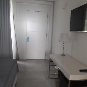 Zimmer mit Kingsize-Bett